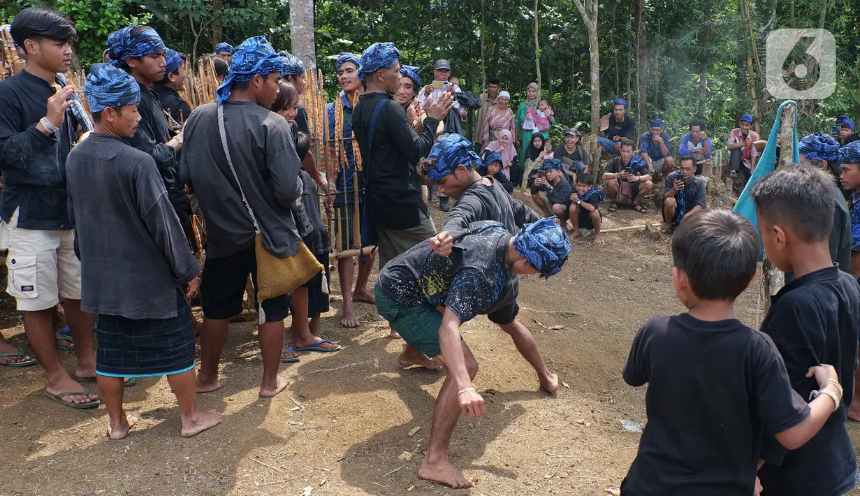 Masyarakat adat Suku Baduy melakukan Tarian Ngalage usai rangkaian tradisi adat Ngaseuk di kampung Karangkerit, desa Bojong Menteng, Banten, Senin (1/11/2021). Tradisi Ngaseuk merupakan musim tanam untuk suku Baduy yang nanti hasil panen untuk upeti pemerintah daerah. (Liputan6.com/Herman Zakharia)