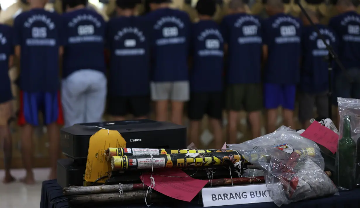 Aksi para tersangka menimbulkan kerugian besar, di antaranya gedung rusak, beberapa kendaraan dinas terbakar, serta sejumlah anggota polisi terluka. (Kapanlagi.com/Budy Santoso)