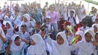 Seratus anak SD Inpres Rangas Mamuju mendapatkan kacamata renang gratis dari ibu-ibu Jalasenastri (Foto: Liputan6.com/Istimewa)