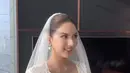 Tampilan cantik bercahaya Jessica Mila setelah selesai makeup dengan bridal robe-nya. [Foto: Instagram @cherryjks]