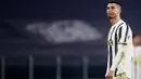 Reaksi penyerang Juventus, Cristiano Ronaldo bereaksi saat menjamu Fiorentina dalam laga pekan ke-14 Liga Italia di Allianz Stadium Turin, Rabu dinihari WIB (23/12/2020). Cristiano Ronaldo dkk menelan kekalahan pertama di Liga Italia dengan skor 0-3 saat menjamu Fiorentina. (Fabio Ferrari/LaPresse v