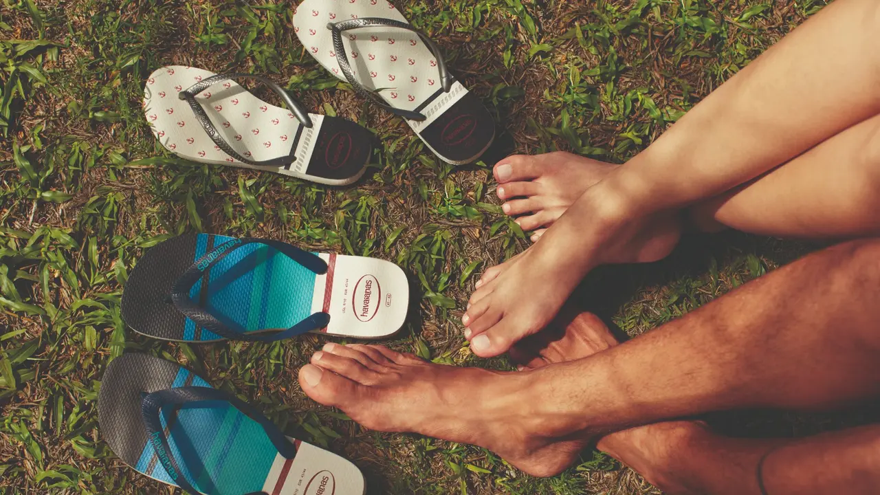 Berpergian Pakai Sandal? Ini Tipsnya