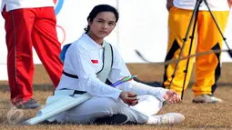Pemain film sejarah olahraga berjudul 3 Srikandi ini salah satunya diperankan oleh Chelsea Islan sebagai atlet pemanah saat ditemui dilokasi syuting di Buperta Cibubur, Jakarta Timur, Jumat (24/7/2015). (Liputan6.com/Panji Diksana)