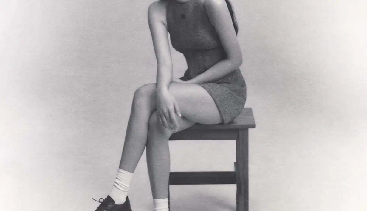 Tak hanya satu, foto lainnya memperlihatkan Jennie tampil dengan gaya feminim khasnya. Ia 
Ia mengenakan sleeveless mini dress dari courreges yang ditaksir seharga Rp17 jutaan.  [@jennierubyjane]