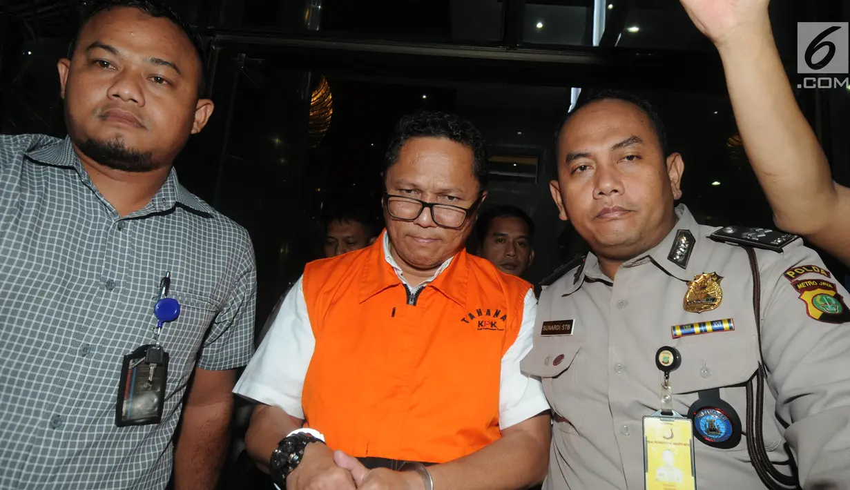 Kadis Kelautan dan Perikanan Kepri Edy Sofyan usai menjalani pemeriksaan 1 x 24 jam di Gedung KPK, Jakarta, Jumat dini hari (12/7/2019). Edy Sofyan ditahan KPK bersama Gubernur Kepri Nurdin Basirun dan dua tersangka terkait izin lokasi rencana reklamasi di Kepri. (merdeka.com/Dwi Narwoko)
