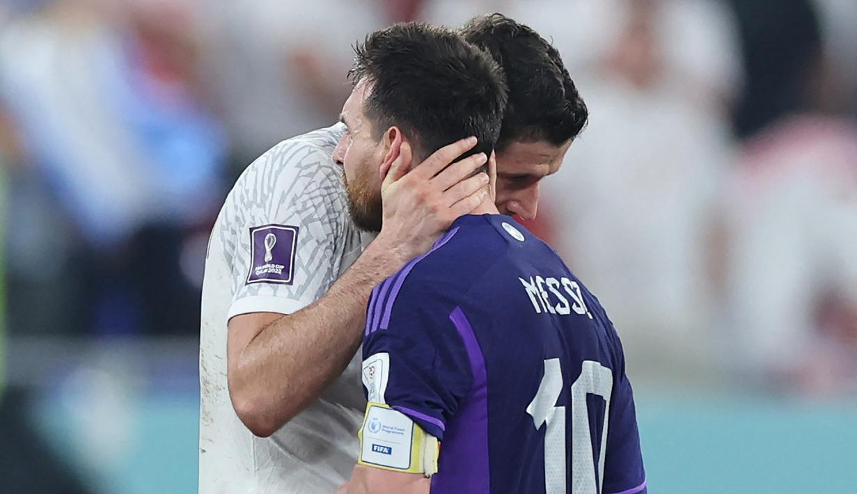 Di balik kemenangan 2-0 Timnas Argentina atas Polandia dalam laga pamungkas di Grup C Piala Dunia 2022 yang berlangsung pada Kamis (1/12/2022) dini hari WIB di 974 Stadium, Doha, Qatar, tersaji momen-momen menarik yang melibatkan dua kapten tim yang saling berhadapan, siapa lagi kalau bukan Lionel Messi dan Robert Lewandowski. Mulai jelang kick-off hingga usai laga keduanya menyajikan momen-momen yang menarik untuk dicermati. Berikut sebagian momen-momen tersebut. (AFP/Giuseppe Cacace)