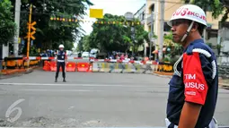 Petugas PT KAI berjaga di perlintasan kereta api Stasiun Tebet, Jakarta, Kamis (7/4). Dishubtrans DKI melakukan uji coba penutupandan pengalihan arus lalu lintas di bawah flyover Tebet tepat depan Stasiun Tebet. (Liputan6.com/Yoppy Renato)