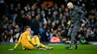Kiper Tottenham Hotspur asal Italia #01, Guglielmo Vicario, menerima perawatan medis selama pertandingan sepak bola Liga Primer Inggris antara Manchester City dan Tottenham Hotspur di Stadion Etihad di Manchester, Inggris barat laut, pada 23 November 2024. (Paul ELLIS/AFP)