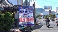 Klinik rapid test antigen di kawasan Pelabuhan Ketapang Banyuwangi ramai- ramai turunkan tarif. (Hermawan Arifianto/Liputan6.com)