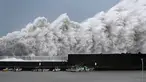 Gelombang tinggi menghantam pemecah gelombang di pelabuhan Aki, Prefektur Kochi, Jepang, (4/9). Topan Jebi berkecepatan 162 kilometer per jam mulai menghantam wilayah bagian barat Jepang. (AP Photo/Ichiro Banno)