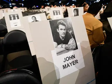 Foto penyanyi John Mayer tertempel di tempat duduk untuk perhelatan Grammy Awards 2019 di Staples Center, Los Angeles, Kamis (7/2). Grammy Awards ke-61 diadakan pada 10 Februari pukul 20.00 waktu setempat. (Kevin Winter/Getty Images for NARAS/AFP)