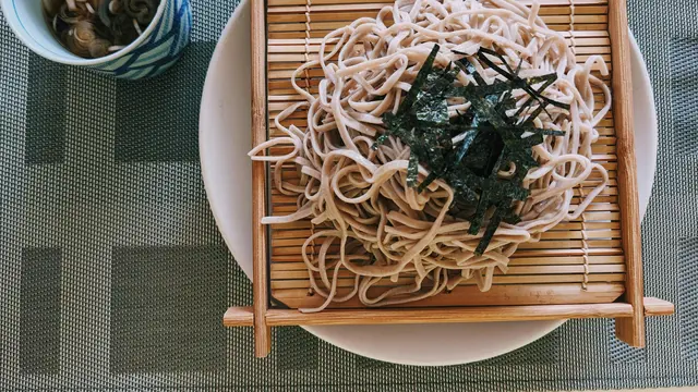 Ingin Menu Sehat yang Praktis? Coba Resep Soba Noodle Salad dengan Saus Wijen Ini