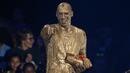 Kobe Bryant antusias dan terlihat senang usai disemprot cairan emas pada acara Kids Choice Sport 2016 di Los Angeles, California, (14/7/2016). (REUTERS/Mario Anzuoni)