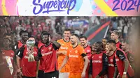 Para pemain Bayer Leverkusen larut dalam suka cita usai menjuarai Piala Super Jerman 2024. (Sascha Schuermann / AFP