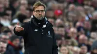 Ekspresi Jurgen Klopp menyaksikan laga Liverpool vs Arsenal, Minggu (5/3/2017). (PAUL ELLIS / AFP)