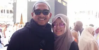 Dewi Sandra dan Agus Rahman resmi menyandang status suami istri pada 11 Desember 2011. Meski ini merupakan pernikahan ketiganya, akan tetapi rumah tangga merek terliat begitu tentram. (Foto: instagram.com/agoozerahman)
