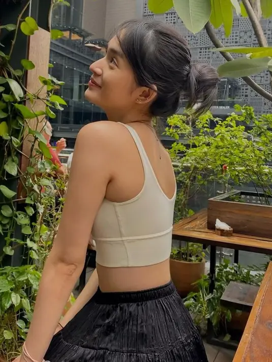 <p>Walaupun sudah jadi sosok ibu, Jeanneta tetap jadi sorotan netizen lantaran parasnya yang cantik. [Foto: instagram.com @jeannetasfdl]</p>