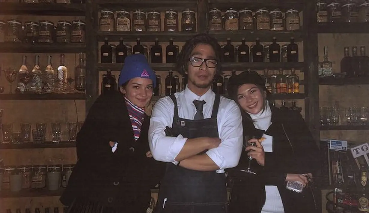 Kali ini diambil saat mereka liburan ke Jepang. Tampil matching dengan jaket hitam dan topi. [Foto: Instagram @jscmila]