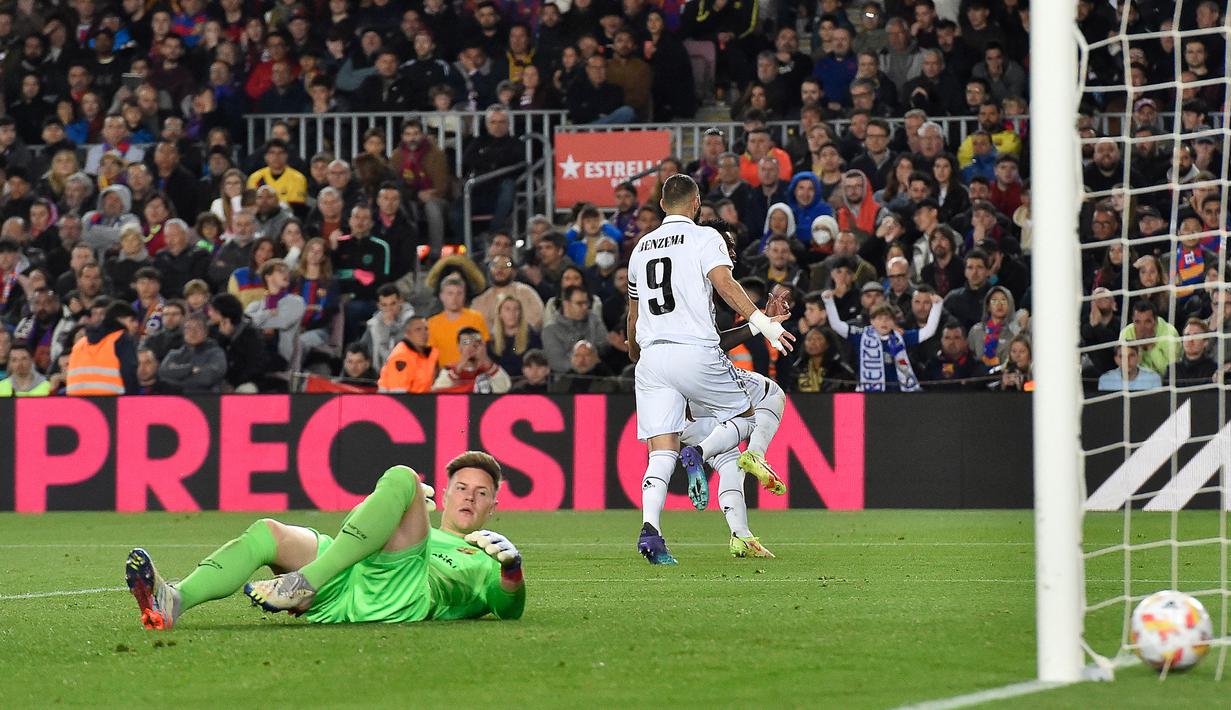 Selebrasi striker Real Madrid, Karim Benzema setelah mencetak gol kedua timnya ke gawang Barcelona pada laga leg kedua semifinal Copa del Rey 2022/2023 di Camp Nou Stadium, Barcelona, Kamis (6/4/2023) dini hari WIB. (AFP/Pau Barrena)