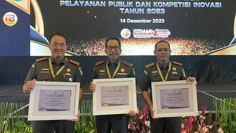 Kepala Kejari Kota Dumai Agustinus Herimulyanto (kanan) menerima piagam dari Jaksa Agung terkait Zona Integritas Wilayah Bebas Korupsi di Jakarta.