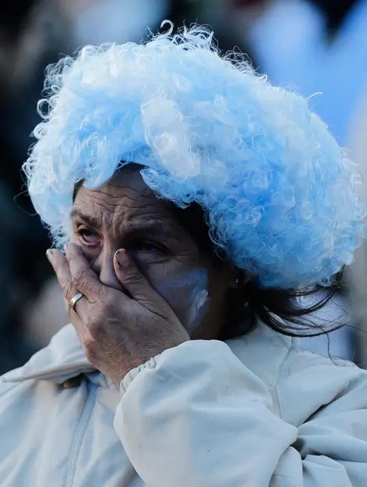 Suporter Argentina menangis usai laga penyisihan Grup D Piala Dunia 2018 antara Argentina dengan Kroasia di Buenos Aires, Argentina, Kamis (21/6). Argentina kalah dengan skor 0-3. (AP Photo/Jorge Saenz)