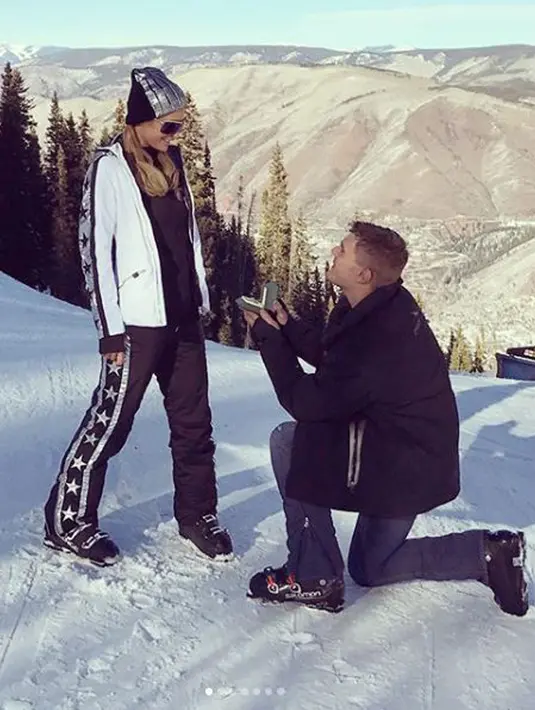 Aktor Chris Zylka berlutut menunjukkan cincin saat melamar pacarnya Paris Hilton di Pegunungan Aspen, Colorado, Amerika Serikat. Paris Hilton bertemu dengan Chris Zylka sejak enam tahun silam, tapi baru mulai menjalin cinta 2016. (Instagram/@parishilton)
