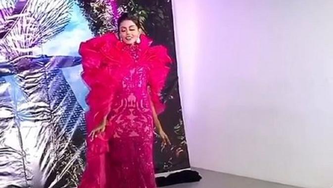Miss Universe Singapura Mohanaprabha (Dok.Instagram/@catwalkhautecouture/https://www.instagram.com/p/B5WgfszoQsg/Komarudin)