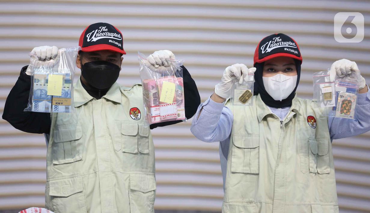 Selain Ardito, ada empat tersangka lain yang ditetapkan KPK setelah melakukan operasi tangkap tangan pada Rabu (10/12/2025) kemarin. Tampak dalam foto, petugas memperlihatkan barang bukti penangkapan Bupati Lampung Tengah, Ardito Wijaya, di Gedung Merah Putih Komisi Pemberantasan Korupsi (KPK), Jakarta, Kamis (11/12/2025). (Liputan6.com/Helmi Fithriansyah)