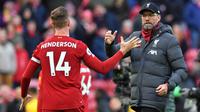 Pelatih Liverpool, Juegen Klopp, bersalaman dengan Jordan Henderson usai melawan Watford pada laga Premier League di Stadion Anfield, Liverpool, Sabtu (14/12). Liverpool menang 2-0 atas Watford. (AFP/Paul Ellis)