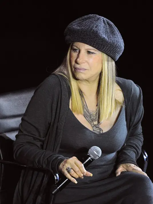 Pertemuan keduanya berawal dengan masing-masing manajer mereka yang bertemu lebih dulu dan membicarakan beberapa hal terkait bisnis yang mereka jalani. (AFP/Bintang.com)