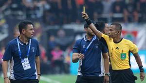 Pelatih Persita Tangerang, Carlos Pena terkena kartu kuning pada pertandingan melawan Persija Jakarta&nbsp;pada pekan perdana BRI Super League 2025/2026 di Jakarta International Stadium, Minggu (10/8/2025). (Bola.com/M. Iqbal Ichsan)