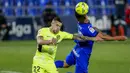 Pemain Atletico Madrid, Mario Hermoso, duel udara dengan pemain Getafe, Cucho Hernandez, pada laga Liga Champions di Stadion Alfonso Perez, Sabtu (13/3/2021). Kedua tim bermain imbang 0-0. (AP/Manu Fernandez)