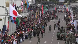 Ribuan warga berbondong-bondong untuk melihat karnaval KAA, Bandung, Sabtu (26/4/2015). Warga terlihat antusias untuk melihat pawai budaya negara perserta KAA. (Liputan6.com/Herman Zakharia)
