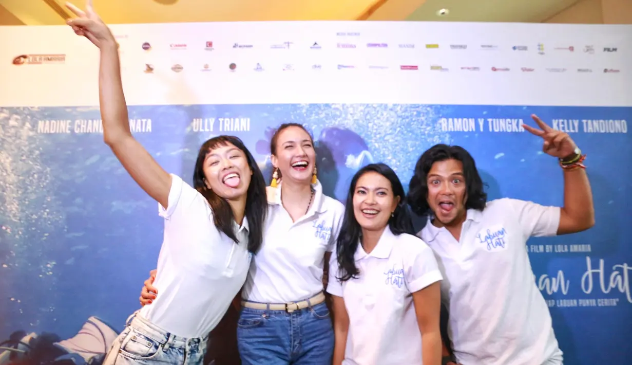 Diving, menjadi salah satu syarat utama Lola dalam memilih pemain lantaran ia memiliki tujan mengeksplore keindahan Kepulauan Komodo, terutama Labuan Bajo.  (Adrian Putra/Bintang.com)