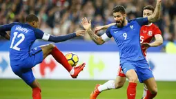 Striker Prancis, Kylian Mbappe, mengontrol bola saat pertandingan melawan Wales pada laga persahabatan di Stadion Stade de France, Sabtu (11/11/2017). Prancis menang 2-0 atas Wales. (AP/Francois Mori)