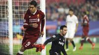 Striker Liverpool Roberto Firmino mencetak gol ke gawang Sevilla pada laga Grup E Liga Champions di Stadion Ramon Sanchez Pizjuan, Sevilla, Selasa (21/11/2017). (AFP/Cristina Quicler)