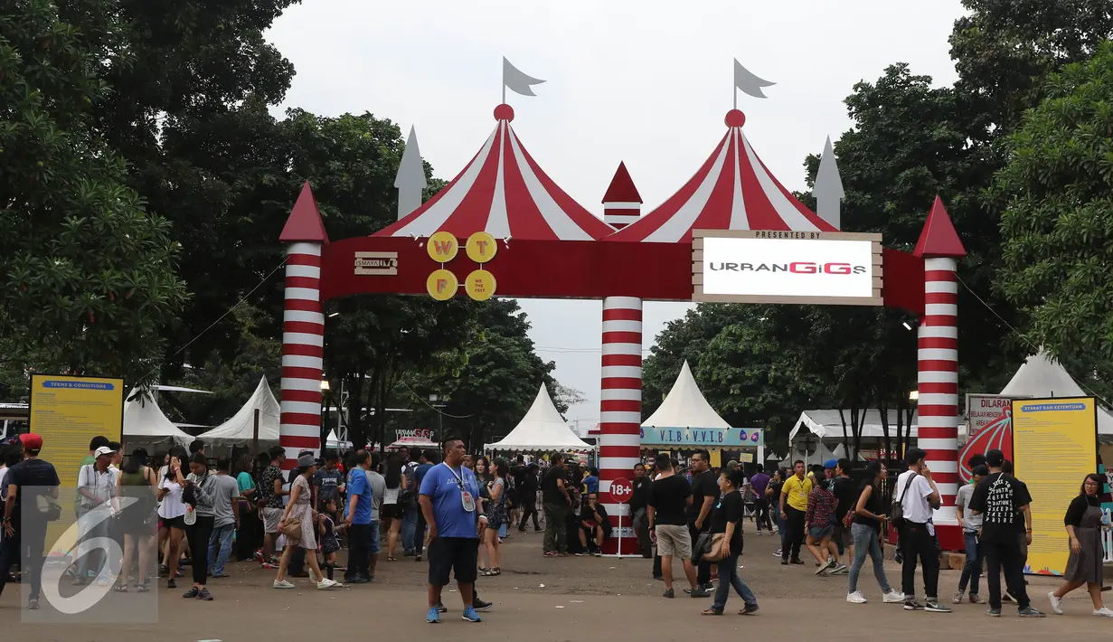 Suasana pintu masuk We The Fest (WTF) di Parkir Timur Senayan, Jakarta, Sabtu (13/8).  We The Fest 2016 (WTF 2016) akan berlangsung selama dua hari, 13 dan 14 Agustus 2016. (Liputan6.com/Herman Zakharia)