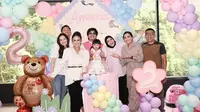 Krisdayanti mendatangi pesta ulang tahun ke-2 cucu pertama, Ameena Hanna Nur Atta alias Baby Ameena yang kini digelari cucu online netizen se-Indonesia. (Foto: Dok. Instagram @attahalilintar)