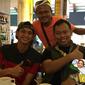 Muchlis Hadi bersama suporter dari Indonesia di Bandara Soekarno Hatta. Ia terbang ke Filipina menyusul Timnas Indonesia. (Bola.com/Istimewa)