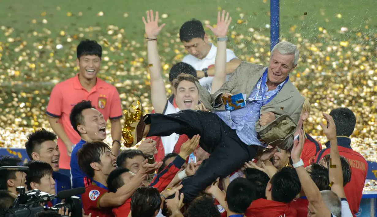 Di pengujung kariernya, Lippi sempat membawa Guangzhou Evergrande menjuarai Liga Super Tiongkok (Ed Jones / AFP)