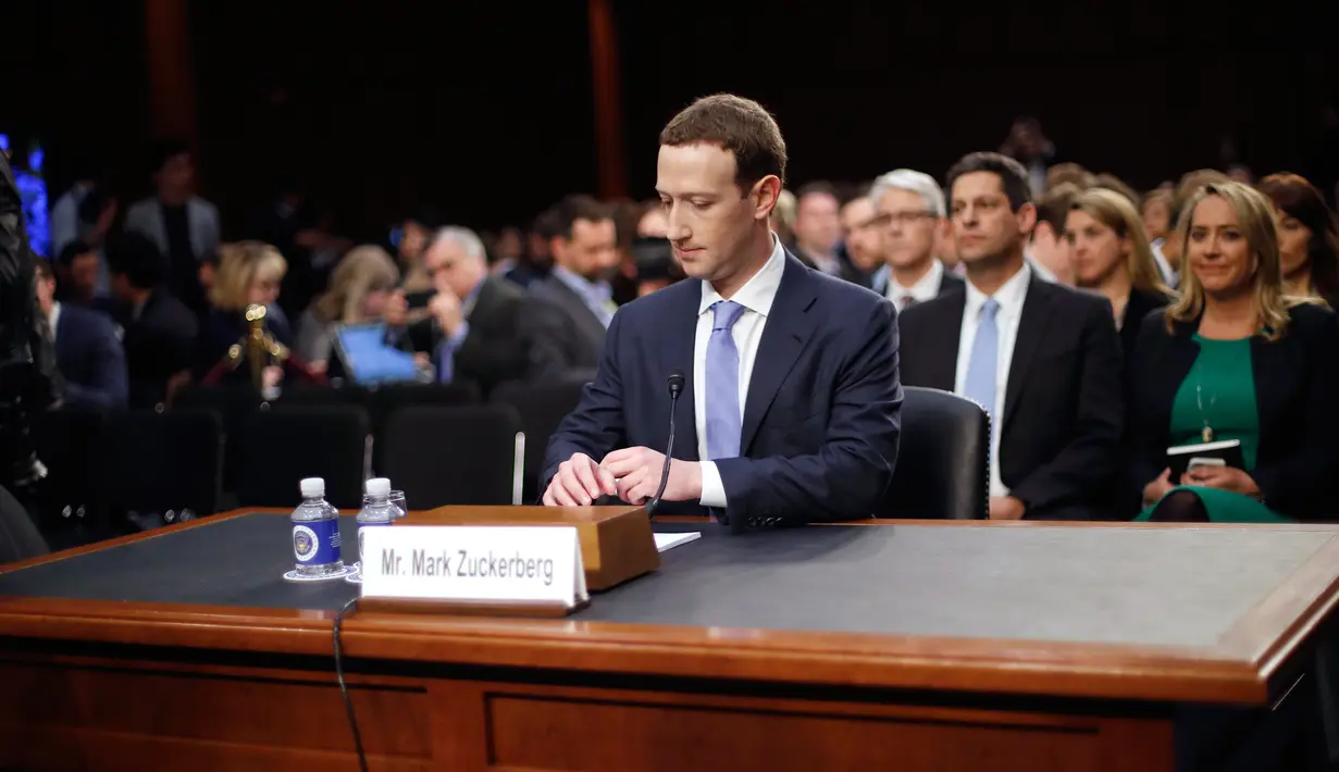 CEO Facebook Mark Zuckerberg memenuhi panggilan untuk bersaksi di hadapan Komite Senat Amerika Serikat di Capitol Hill, Washington, Senin (10/4). Zuckerberg membuat kesaksian yang berlangsung hampir lima jam. (AP/Pablo Martinez Monsivais)