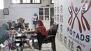 Anak-anak penyandang Down Syndrome saat mengikuti kelas kesenian dan kerajinan di Rumah Ceria Down Syndrome, Jakarta Selatan, Selasa (21/3/2023). (merdeka.com/Iqbal S. Nugroho)