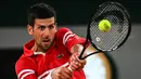 Pada set ke empat Djokovic bersusah payang memenangi set penentuan. Pertandingan dihentikan sementara ketika Djokovic unggul 3-2 karena kebijakan jam malam di Prancis, sehingga penonton harus dikosongkan. Pertarungan akhirnya dimenangkan oleh Djokovic 7-5. (Foto: AFP/Anne-Christine Poujoulat)