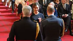 Desainer Victoria Beckham saat menerima gelar Order of the British Empire (OBE) dari Pangeran William di Istana Buckingham, London (19/4). Ibu 4 anak ini mendapatkan gelar kehormatan di bidang fashion selama 17 tahun.  (Yui Mok / PA via AP)
