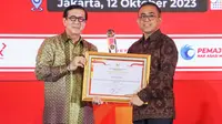 Wali Kota Denpasar, I Gusti Ngurah Jaya Negara (kanan) saat menerima Penghargaan JDIHN Award Terbaik I yang diserahkan Menteri Hukum dan HAM Yasonna H. Laoly pada Kamis (12/10/2023). (Liputan6.com/ist)