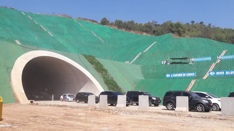 Tol Cisumdawu memiliki terowongan terpanjang di Indonesia.