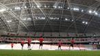 Suasana latihan Singapura jelang laga Piala AFF 2018 di Stadion Nasional, Singapura, Kamis (8/11). Singapura akan melawan Timnas Indonesia. (Bola.com/M. Iqbal Ichsan)
