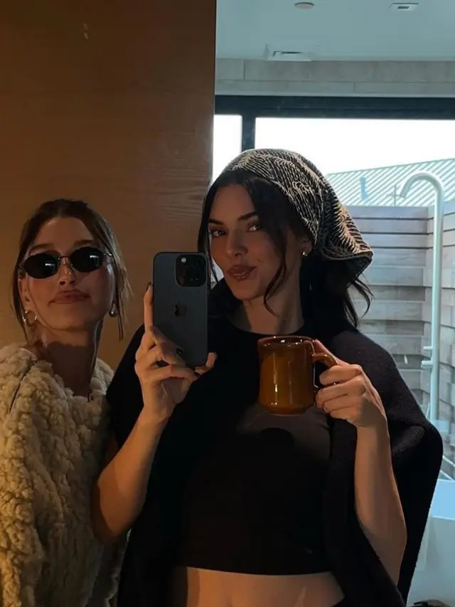 Selebritis Kenakan Tren Head Scarf Segitiga