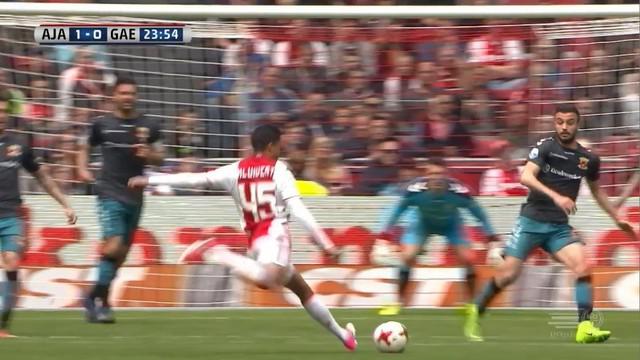 Berita video anak legenda Barcelona, Justin Kluivert, kembali mencetak gol di Liga Belanda. This video presented by BallBall.