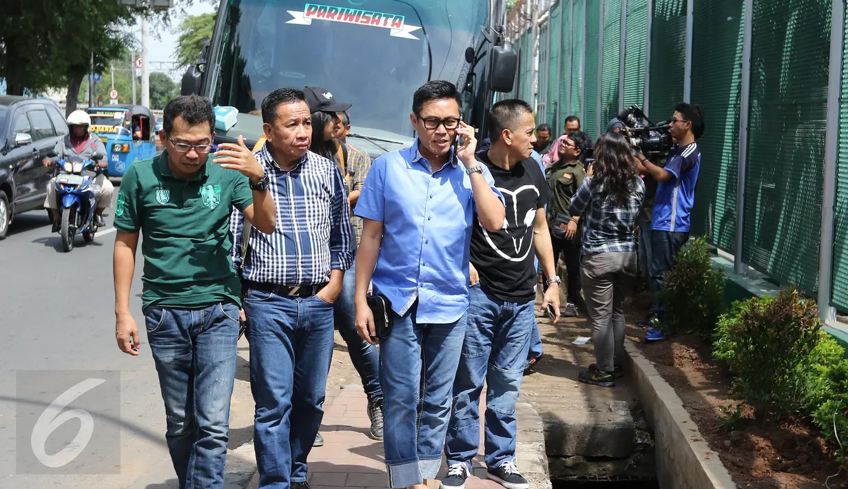 Persatuan Seniman Komedi Indonesia (Paski) yang terdiri eko Patrio,Tarzan, Jarwo kuat, indro warkop, miing berjalan menuju  rutan Cipinang, Jakarta, (24/12). Anggota Paski mejenguk komedian mandra dan memberikan dukungan.(Liputan6.com/Herman Zakharia)